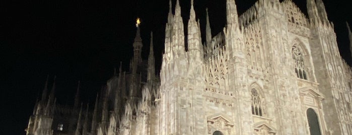 Catedral de Milán is one of Lugares favoritos de Makiko.