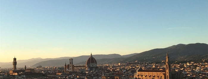 Piazzale Michelangelo is one of Lieux qui ont plu à Makiko.