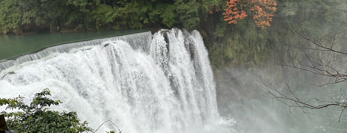 Shifen Waterfall is one of Lieux qui ont plu à Makiko.