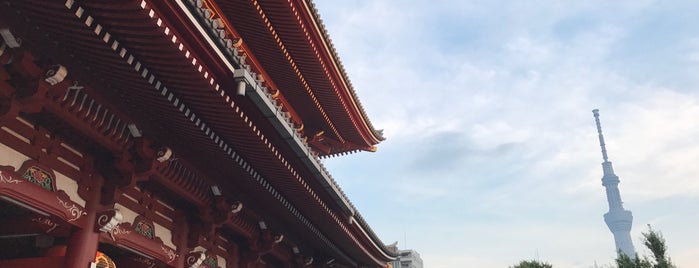 Templo Sensō-ji is one of Lugares favoritos de Makiko.