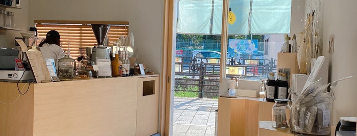 YELLOW BASE COFFEE is one of สถานที่ที่ Makiko ถูกใจ.