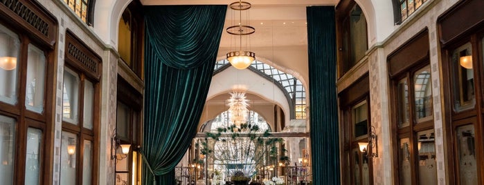Four Seasons Hotel Gresham Palace Budapest is one of Orte, die Mallory gefallen.