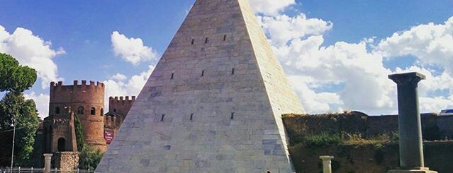 Piramide Cestia is one of Posti che sono piaciuti a Los Viajes.