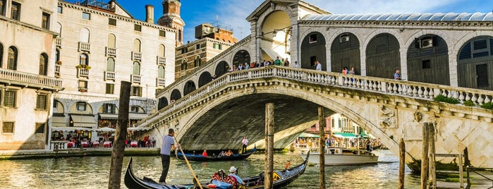 Ponte di Rialto is one of Los Viajesさんのお気に入りスポット.