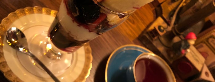 カフェ&バー レキュム・デ・ジュール is one of 東京人さんの保存済みスポット.