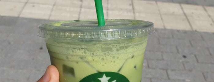 Starbucks is one of Tempat yang Disukai Oksana.