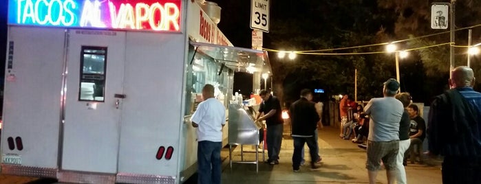 TACOS EL CACHETON is one of Lugares favoritos de Justin.