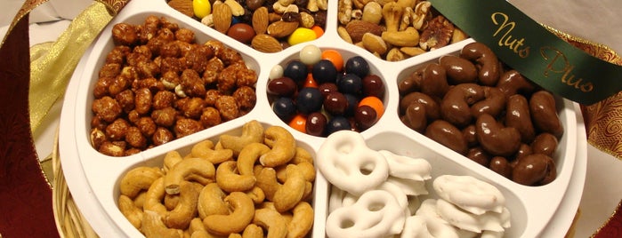 Nuts Plus Sweets & Treats is one of Locais curtidos por Lizzie.