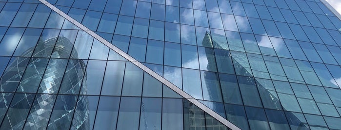 St. Mary Axe is one of London’s beautiful buildings.