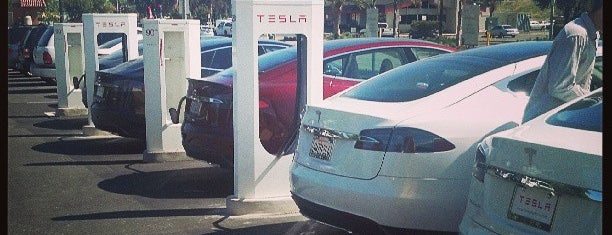 Tesla Supercharger is one of Locais curtidos por ǝʌǝʇs .