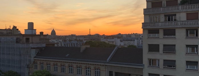 Hotel La Demeure is one of Paris 2018.