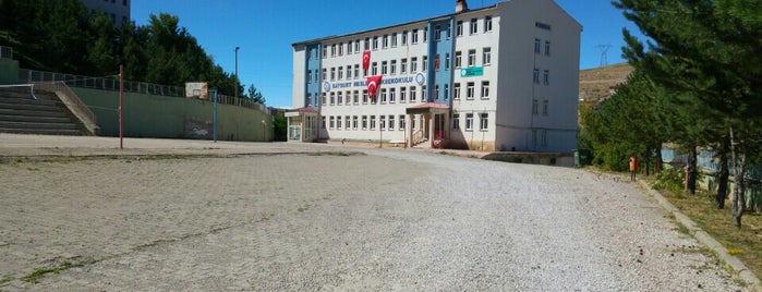 Sağlık Hizmetleri Meslek Yüksekokulu is one of Tempat yang Disukai Emre.