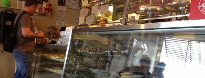 Fiore Italian Bakery is one of Al'ın Beğendiği Mekanlar.