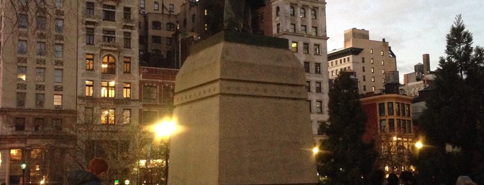 Abraham Lincoln Statue is one of Monuments.