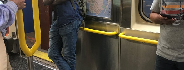 MTA Subway - S Train is one of สถานที่ที่ Kimmie ถูกใจ.