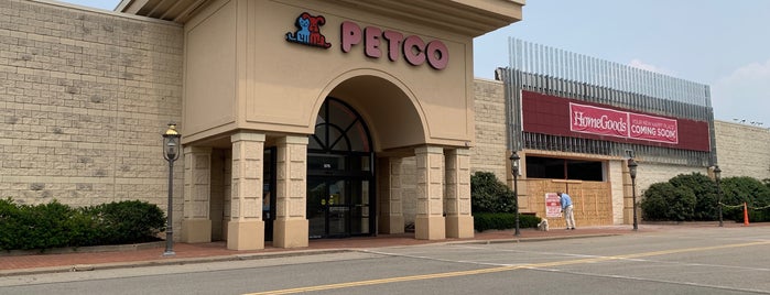 Petco is one of สถานที่ที่ Faithy ถูกใจ.