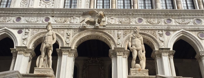 Doge's Palace is one of Italy.