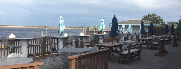 Windansea Restaurant and Tiki Bar is one of Red Bank.
