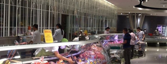 The Landmark Supermarket is one of Lugares favoritos de Marissa.