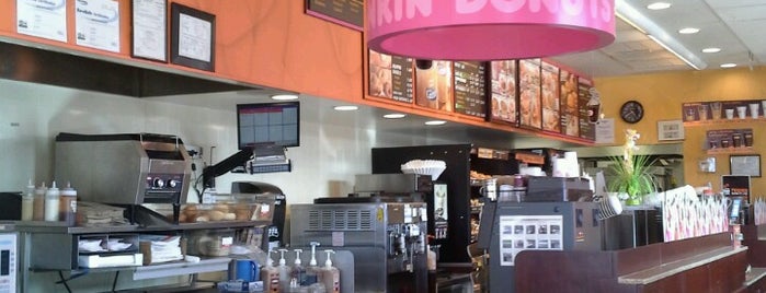 Dunkin' is one of Lugares favoritos de Denise D..