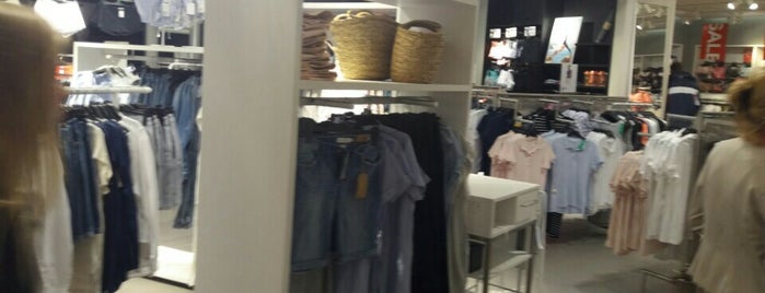 H&M is one of Paulien’s Liked Places.