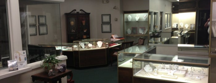 Knox Jewelers is one of Tempat yang Disukai Chester.