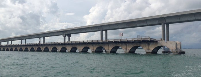 Niles Channel Bridge is one of สถานที่ที่ Lizzie ถูกใจ.