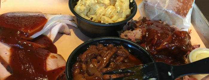 Bear's Smokehouse is one of Travisさんのお気に入りスポット.