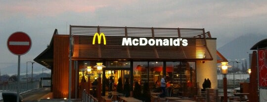 McDonald's & McCafé is one of สถานที่ที่ Leo ถูกใจ.