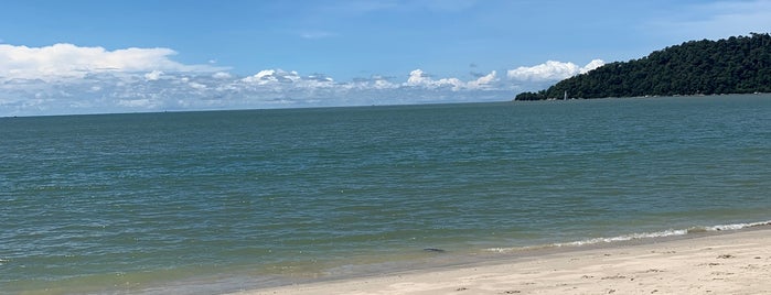 Teluk Senangin Beach is one of ꌅꁲꉣꂑꌚꁴꁲ꒒'ın Beğendiği Mekanlar.