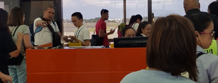 Mactan-Cebu International Airport (CEB) Terminal 1 - Gate 4 is one of Alexis'in Kaydettiği Mekanlar.