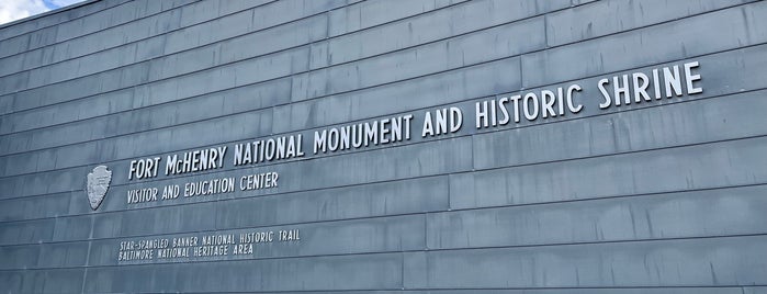 Fort McHenry Visitor Center is one of Maddie'nin Beğendiği Mekanlar.