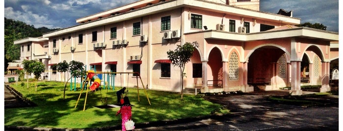 Dewan MBPP Teluk Bahang is one of สถานที่ที่ Dave ถูกใจ.