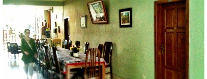Enny's Guesthouse is one of Tempat yang Disukai Dave.