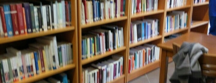 Δημοτική Βιβλιοθήκη Ρόδου is one of Lugares favoritos de Mujdat.