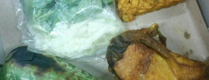 Nasi Uduk & Ayam Goreng MAS MISKUN is one of Wisata kuliner.