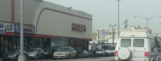 Modell's Sporting Goods is one of Orte, die Anthony gefallen.