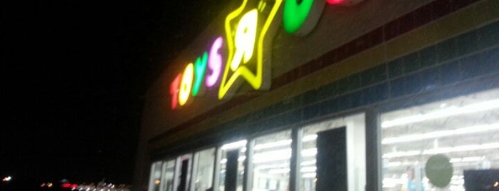 Toys"R"Us is one of Robertさんのお気に入りスポット.