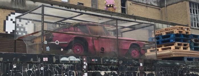 Banksy - Pink Car is one of Londyn.