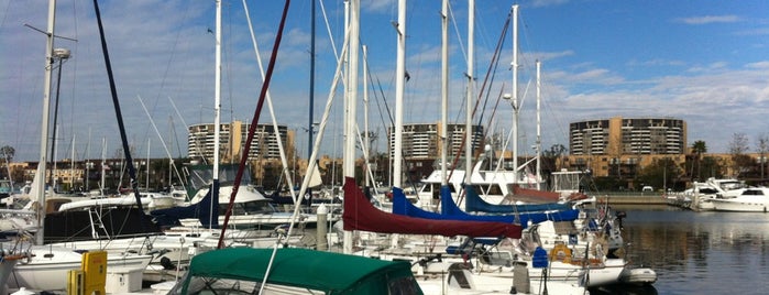 Pacific Mariners Yacht Club is one of สถานที่ที่ Tom ถูกใจ.