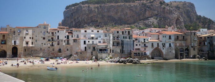 Spiaggia praticamente in casa - Cefalù is one of Tempat yang Disukai Sebastian.