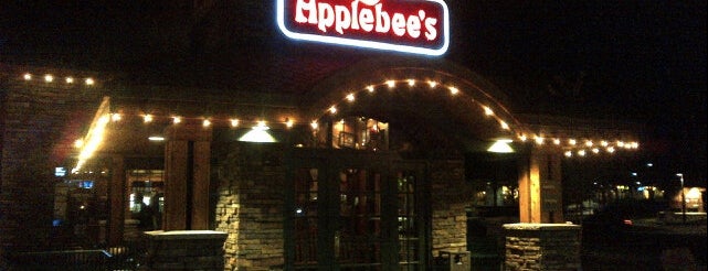Applebee's Grill + Bar is one of Tempat yang Disukai Soowan.