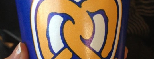 Auntie Anne's is one of Leoさんのお気に入りスポット.