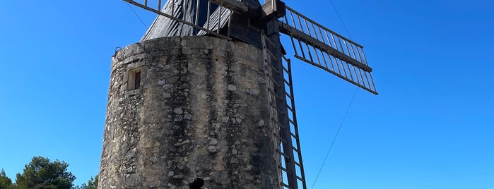 Moulin de Daudet is one of Architecture.