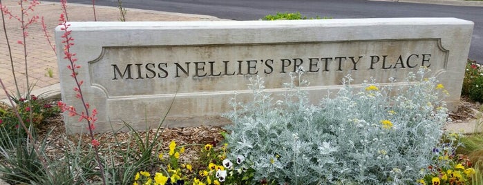 Miss Nellie's Pretty Place is one of Mikeさんのお気に入りスポット.