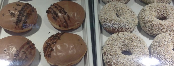 Krispy Kreme is one of Posti che sono piaciuti a Angie.