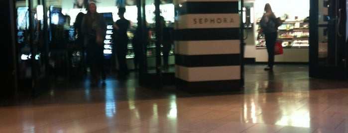 SEPHORA is one of สถานที่ที่ Jacqueline ถูกใจ.