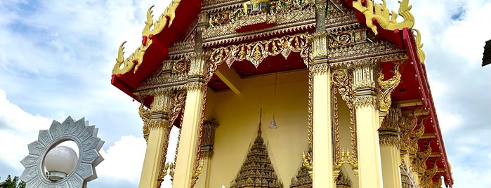Wat Siri Kamalawat (Wat Mai Sena) is one of Ploy's fav place :-).