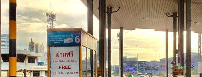 Rama IX Toll Plaza is one of ทางพิเศษศรีรัช (Sirat Expressway).