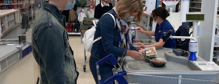 Tesco is one of cliveさんのお気に入りスポット.